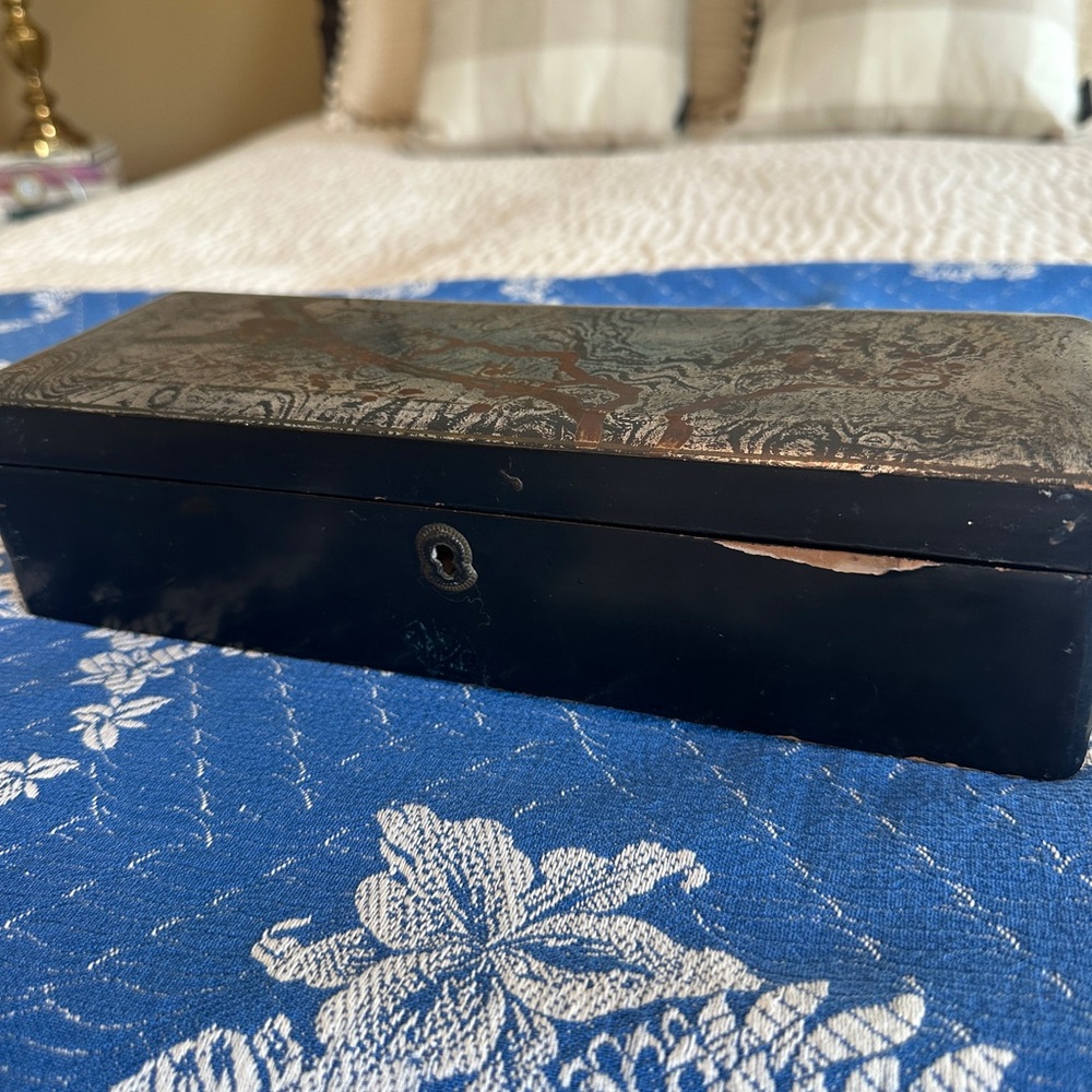 Vintage Black Lacquered Decorative Box with Bronze Marbling - Picture 4 of 5